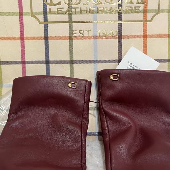 COACH Sculptured Sheep Leather Tech Gloves NWT Wine 76014 Size 6.5 - Picture 2 of 8